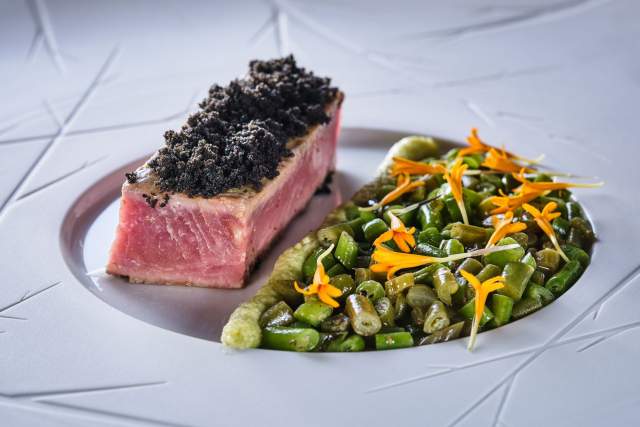 Pavé de thon rouge croûté de graines noires, salade de légumes verts et fleurs – La Table des Échevins Douai