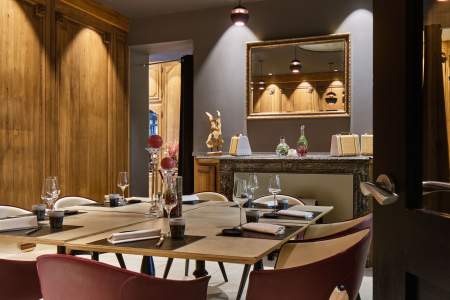 Table dressée en salle intimiste avec cheminée, boiseries et vaisselle raffinée – Restaurant Gastronomique Douai