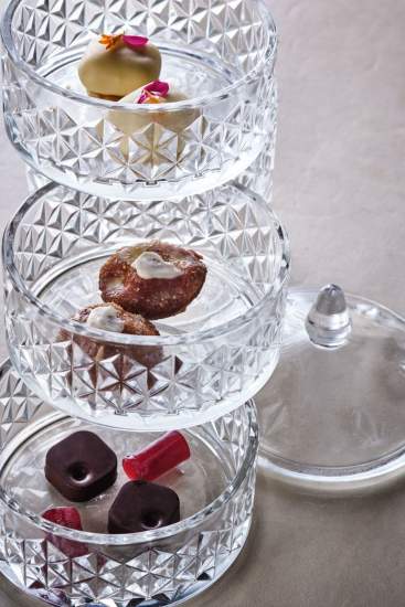 Bonbonnières en cristal taillé empilées contenant chocolats et mignardises – La Table des Échevins Douai