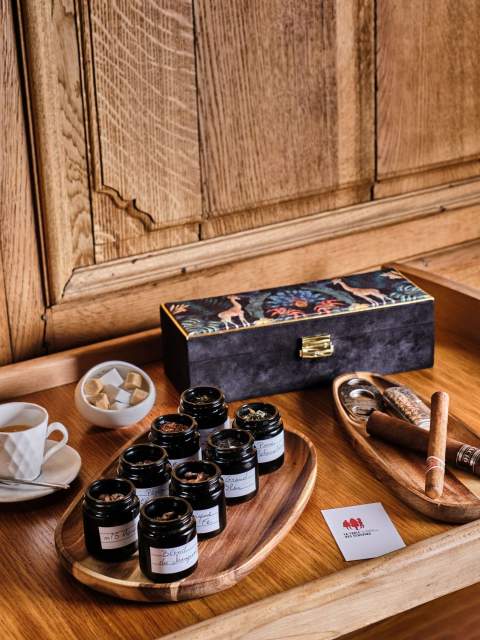 Coffret de thés et infusions avec théière, tasses et accessoires sur plateau boisé – Maison Prevost Douai