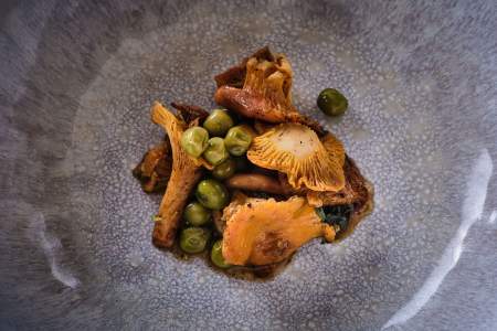 Girolles et petits pois sur assiette en grès, dressage bistronomique – Restaurant Bistronomique Douai