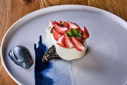Dessert fraise et crème sur socle de graines, menthe fraîche, assiette bicolore bleue – Boterzing Douai