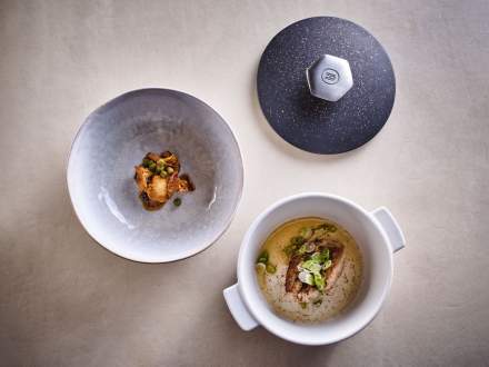Trois récipients avec entrées et cocotte couverte, service gastronomique vue de dessus – La Table des Échevins Restaurant Gastronomique Douai