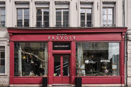 Façade rouge de Maison Prevost avec enseigne et vitrines – Restaurant Douai Centre-ville