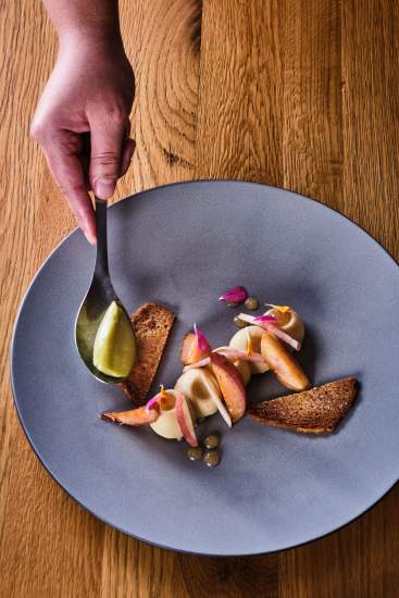 Dressage d'une assiette ardoise avec poire pochée, tuiles croustillantes et crème – Boterzing Douai