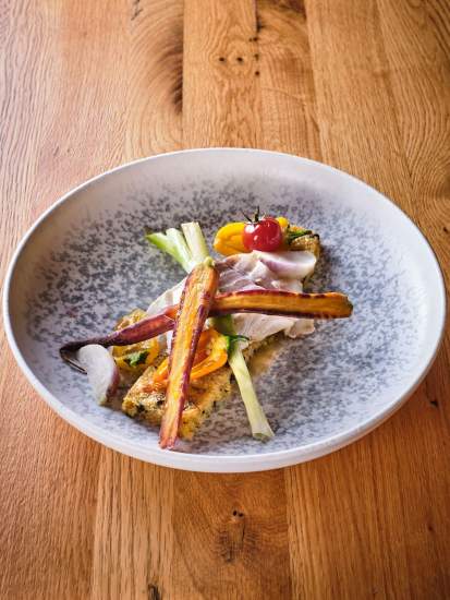 Assiette creuse avec volaille, carottes rôties, céleri et tomates cerises sur fond boisé – Boterzing Restaurant Bistronomique Douai
