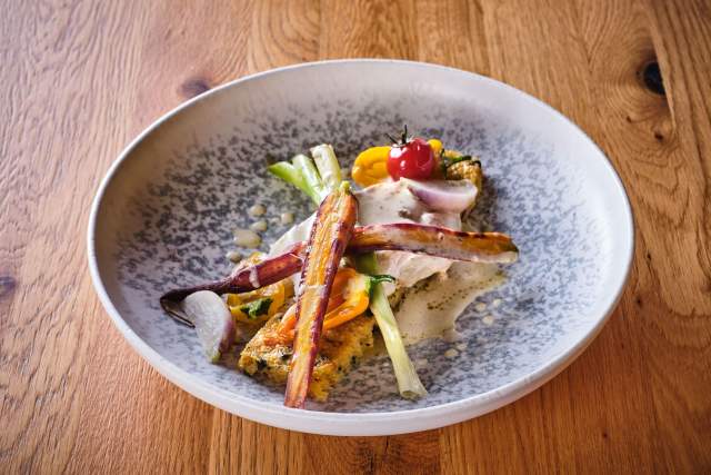 Assiette creuse avec légumes grillés variés, julienne de courgette et tomate cerise – Boterzing Douai
