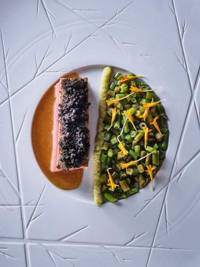 Pavé de saumon croûté aux graines, accompagné d'une salade de légumes colorés – La Table des Échevins Douai