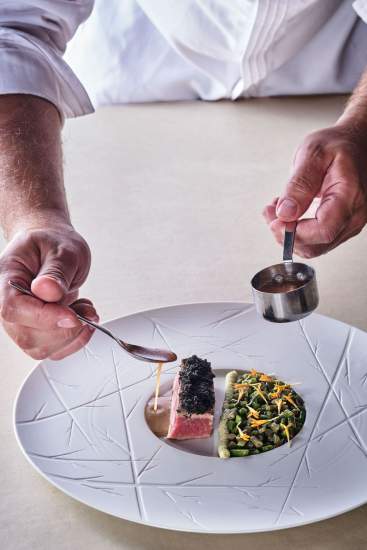 Chef ajoutant des œufs de caviar sur une assiette graphique texturée – Restaurant Gastronomique Douai